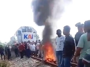 Warga di Batu Bara Blokir Rel Kereta Api Usai Wanita Tewas Ditabrak