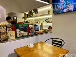 Gabut! Pria Ini Buka Warmindo ala Kafe dengan Harga Terjangkau