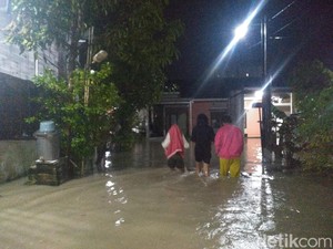 Tanggul Jebol, Perumahan Omah Indah Menganti Gresik Banjir Setengah Meter