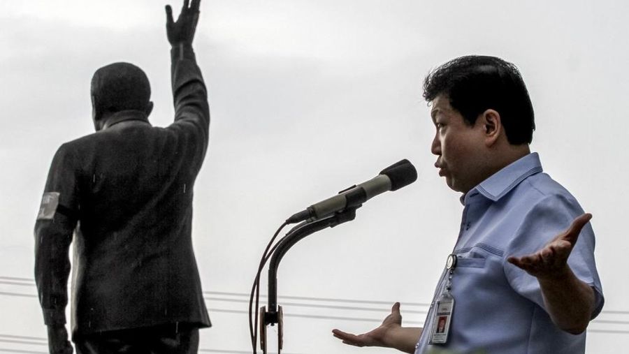 Iwan Setiawan Lukminto, pimpinan PT Sritex Tbk, menyampaikan pidato perpisahan saat PHK massal di Sukoharjo, Jawa Tengah, pada 28 Februari 2025, setelah Mahkamah Agung menyatakan perusahaan tekstil raksasa itu bangkrut karena gagal membayar utang dan menghentikan operasinya. (DIKA/AFP)