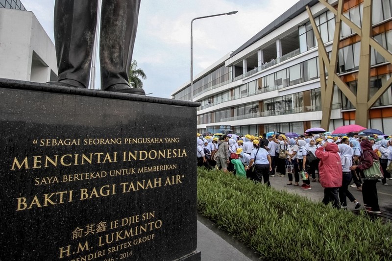 Karyawan PT Sritex terakhir melakukan kerja di perusahaannya di Sukoharjo, Jawa Tengah, Jumat (28/2/2025). Setelah putusan pengadilan yang menyatakan Sritex pailit, kini kendali atas perusahaan ada di tangan kurator. (Photo by DIKA / AFP) Karyawan PT Sritex terakhir melakukan kerja di perusahaannya di Sukoharjo, Jawa Tengah, Jumat (28/2/2025). Setelah putusan pengadilan yang menyatakan Sritex pailit, kini kendali atas perusahaan ada di tangan kurator. (Photo by DIKA / AFP)