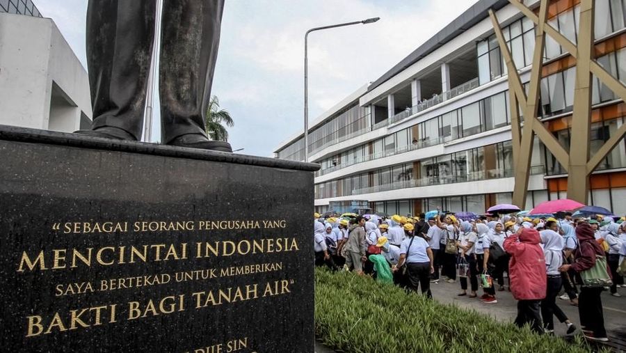 Karyawan PT Sritex terakhir melakukan kerja di perusahaannya di Sukoharjo, Jawa Tengah, Jumat (28/2/2025). Setelah putusan pengadilan yang menyatakan Sritex pailit, kini kendali atas perusahaan ada di tangan kurator. (Photo by DIKA / AFP)