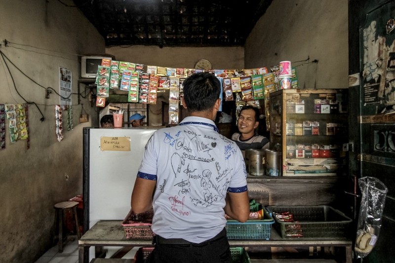 Karyawan PT Sritex terakhir melakukan kerja di perusahaannya di Sukoharjo, Jawa Tengah, Jumat (28/2/2025). Setelah putusan pengadilan yang menyatakan Sritex pailit, kini kendali atas perusahaan ada di tangan kurator. (Photo by DIKA / AFP) Karyawan PT Sritex terakhir melakukan kerja di perusahaannya di Sukoharjo, Jawa Tengah, Jumat (28/2/2025). Setelah putusan pengadilan yang menyatakan Sritex pailit, kini kendali atas perusahaan ada di tangan kurator. (Photo by DIKA / AFP)