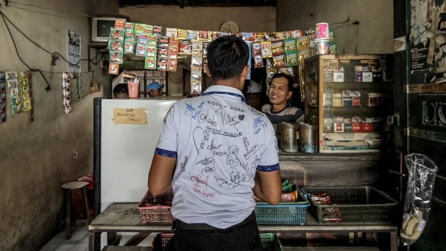 Karyawan PT Sritex terakhir melakukan kerja di perusahaannya di Sukoharjo, Jawa Tengah, Jumat (28/2/2025). Setelah putusan pengadilan yang menyatakan Sritex pailit, kini kendali atas perusahaan ada di tangan kurator. (Photo by DIKA / AFP)