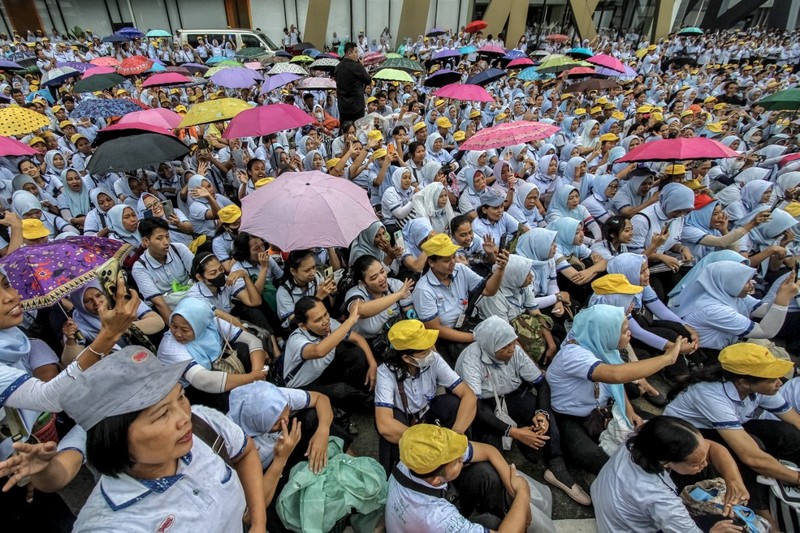 Karyawan PT Sritex terakhir melakukan kerja di perusahaannya di Sukoharjo, Jawa Tengah, Jumat (28/2/2025). Setelah putusan pengadilan yang menyatakan Sritex pailit, kini kendali atas perusahaan ada di tangan kurator. (Photo by DIKA / AFP) Karyawan PT Sritex terakhir melakukan kerja di perusahaannya di Sukoharjo, Jawa Tengah, Jumat (28/2/2025). Setelah putusan pengadilan yang menyatakan Sritex pailit, kini kendali atas perusahaan ada di tangan kurator. (Photo by DIKA / AFP)