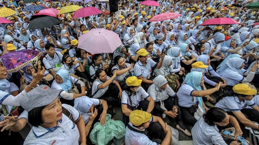 Karyawan PT Sritex terakhir melakukan kerja di perusahaannya di Sukoharjo, Jawa Tengah, Jumat (28/2/2025). Setelah putusan pengadilan yang menyatakan Sritex pailit, kini kendali atas perusahaan ada di tangan kurator. (Photo by DIKA / AFP)