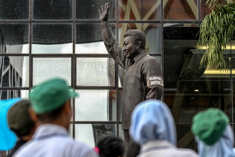 Karyawan PT Sritex terakhir melakukan kerja di perusahaannya di Sukoharjo, Jawa Tengah, Jumat (28/2/2025). Setelah putusan pengadilan yang menyatakan Sritex pailit, kini kendali atas perusahaan ada di tangan kurator. (Photo by DIKA / AFP) Karyawan PT Sritex terakhir melakukan kerja di perusahaannya di Sukoharjo, Jawa Tengah, Jumat (28/2/2025). Setelah putusan pengadilan yang menyatakan Sritex pailit, kini kendali atas perusahaan ada di tangan kurator. (Photo by DIKA / AFP)