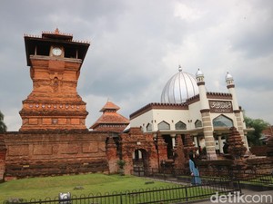 Menilik Sejarah Berdirinya Masjid Menara Kudus Berdasarkan Batu Prasasti