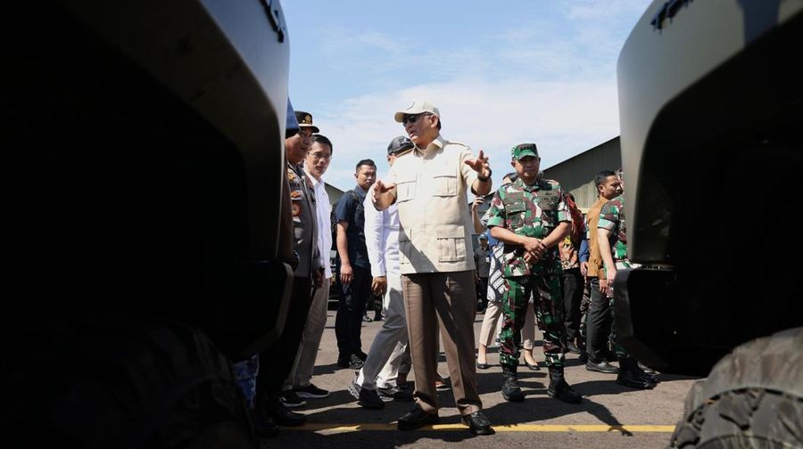 Menteri Pertahanan Sjafrie Sjamsoeddin menyerahkan 700 kendaraan khusus (ransus) Maung MV3 produksi PT Pindad kepada TNI dan Polri. (Dok. Kementerian Pertahanan)