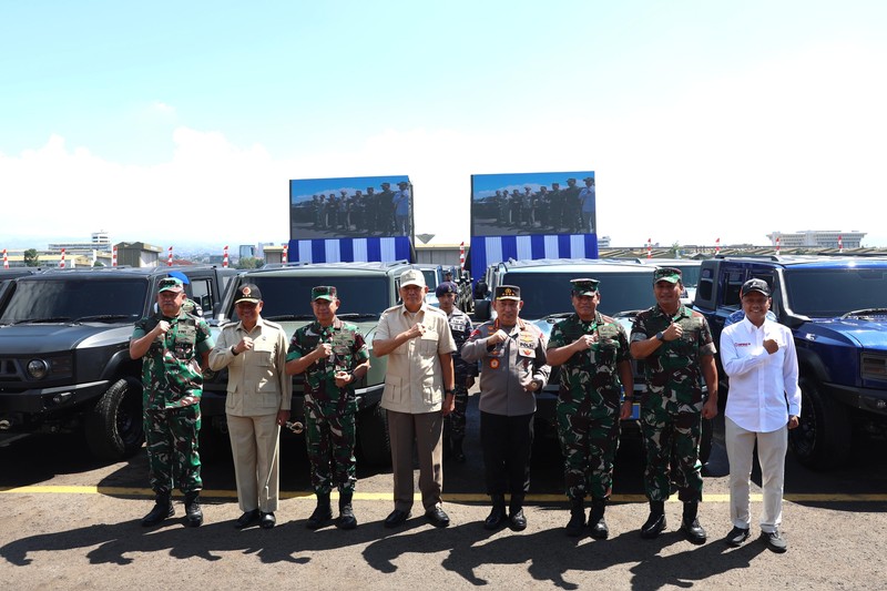 Menteri Pertahanan Sjafrie Sjamsoeddin menyerahkan 700 kendaraan khusus (ransus) Maung MV3 produksi PT Pindad kepada TNI dan Polri. (Dok. Kementerian Pertahanan) Menteri Pertahanan Sjafrie Sjamsoeddin menyerahkan 700 kendaraan khusus (ransus) Maung MV3 produksi PT Pindad kepada TNI dan Polri. (Dok. Kementerian Pertahanan)