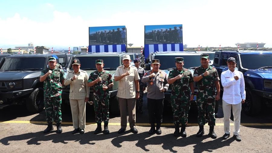 Menteri Pertahanan Sjafrie Sjamsoeddin menyerahkan 700 kendaraan khusus (ransus) Maung MV3 produksi PT Pindad kepada TNI dan Polri. (Dok. Kementerian Pertahanan)