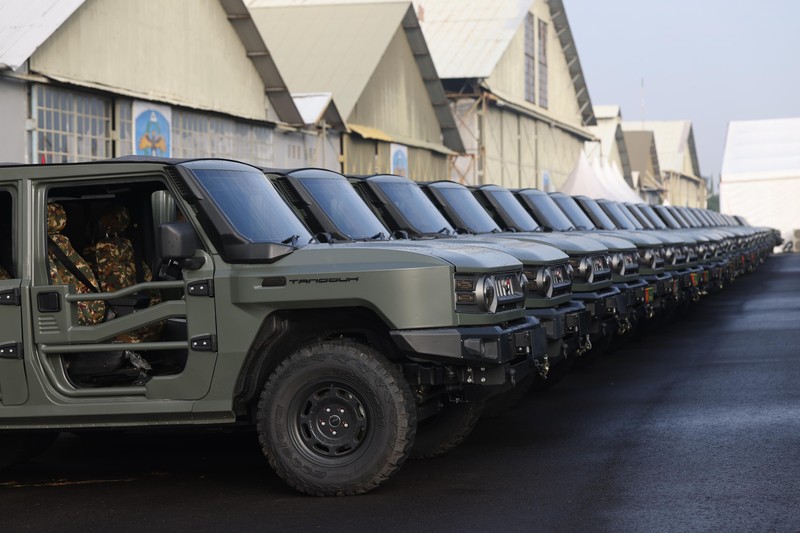 Menteri Pertahanan Sjafrie Sjamsoeddin menyerahkan 700 kendaraan khusus (ransus) Maung MV3 produksi PT Pindad kepada TNI dan Polri. (Dok. Kementerian Pertahanan) Menteri Pertahanan Sjafrie Sjamsoeddin menyerahkan 700 kendaraan khusus (ransus) Maung MV3 produksi PT Pindad kepada TNI dan Polri. (Dok. Kementerian Pertahanan)