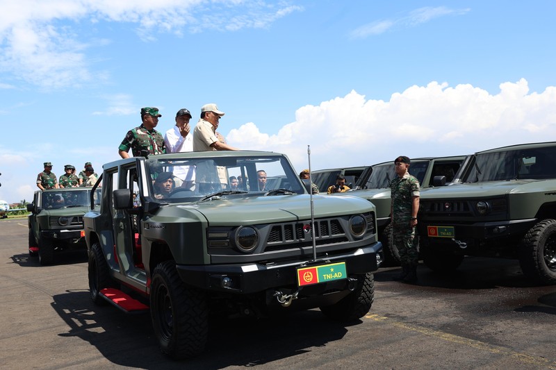 Menteri Pertahanan Sjafrie Sjamsoeddin menyerahkan 700 kendaraan khusus (ransus) Maung MV3 produksi PT Pindad kepada TNI dan Polri. (Dok. Kementerian Pertahanan) Menteri Pertahanan Sjafrie Sjamsoeddin menyerahkan 700 kendaraan khusus (ransus) Maung MV3 produksi PT Pindad kepada TNI dan Polri. (Dok. Kementerian Pertahanan)