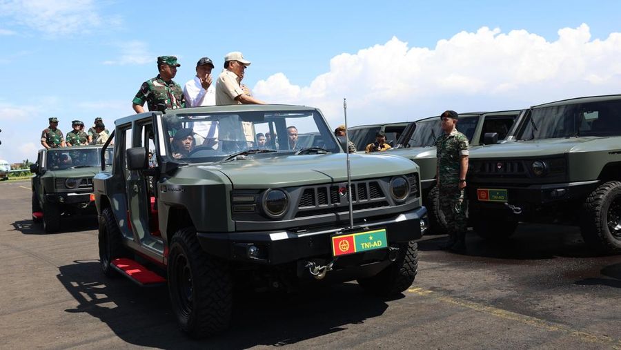 Menteri Pertahanan Sjafrie Sjamsoeddin menyerahkan 700 kendaraan khusus (ransus) Maung MV3 produksi PT Pindad kepada TNI dan Polri. (Dok. Kementerian Pertahanan)