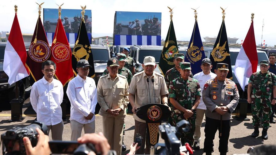 Menteri Pertahanan Sjafrie Sjamsoeddin menyerahkan 700 kendaraan khusus (ransus) Maung MV3 produksi PT Pindad kepada TNI dan Polri. (Dok. Kementerian Pertahanan)