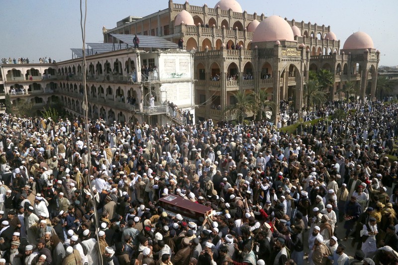 Orang-orang membawa peti jenazah saat pemakaman korban yang meninggal dalam serangan bom bunuh diri pada hari salat Jumat di sebuah pesantren di Akora Khattak, di Peshawar, Pakistan, 1 Maret 2025. (AP Photo/Muhammad Sajjad) Orang-orang membawa peti jenazah saat pemakaman korban yang meninggal dalam serangan bom bunuh diri pada hari salat Jumat di sebuah pesantren di Akora Khattak, di Peshawar, Pakistan, 1 Maret 2025. (AP Photo/Muhammad Sajjad)