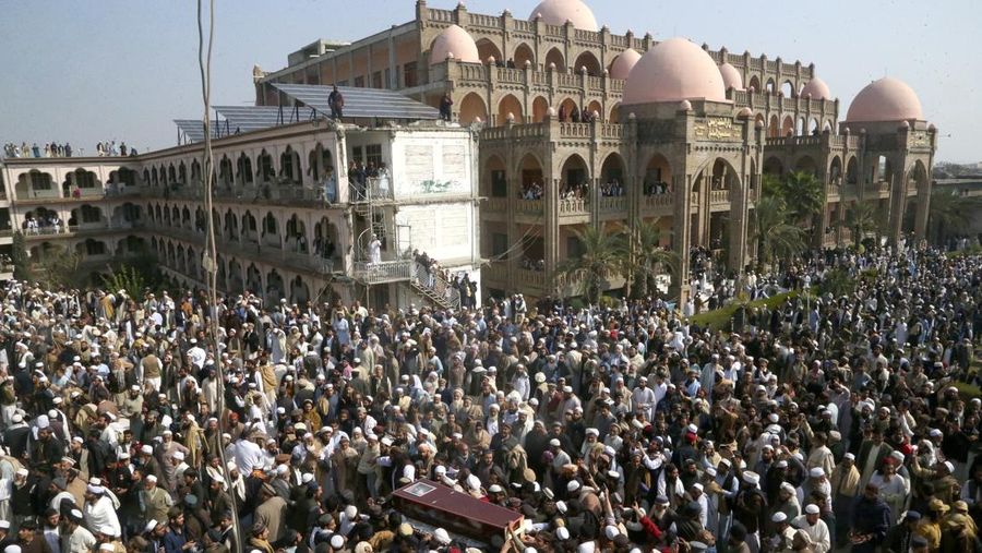 Orang-orang membawa peti jenazah saat pemakaman korban yang meninggal dalam serangan bom bunuh diri pada hari salat Jumat di sebuah pesantren di Akora Khattak, di Peshawar, Pakistan, 1 Maret 2025. (AP Photo/Muhammad Sajjad)