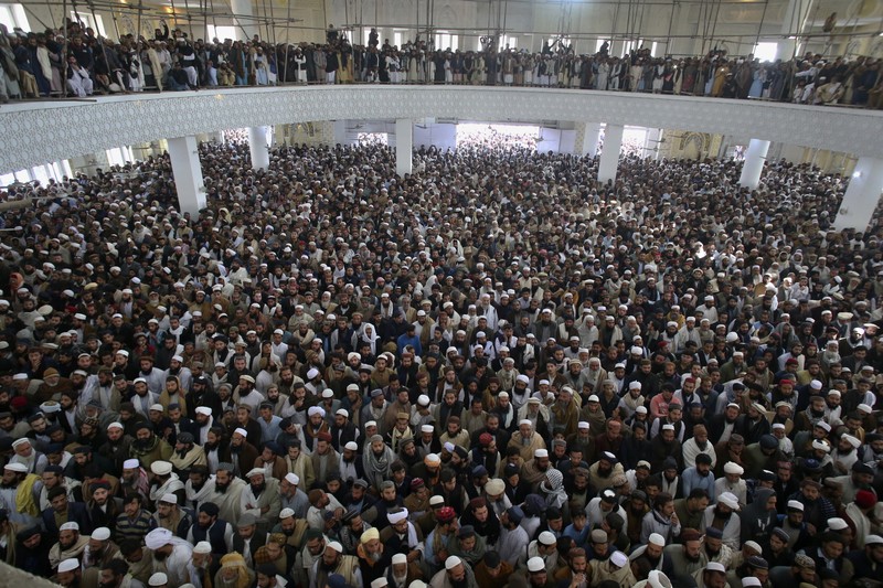 Orang-orang membawa peti jenazah saat pemakaman korban yang meninggal dalam serangan bom bunuh diri pada hari salat Jumat di sebuah pesantren di Akora Khattak, di Peshawar, Pakistan, 1 Maret 2025. (AP Photo/Muhammad Sajjad) Orang-orang membawa peti jenazah saat pemakaman korban yang meninggal dalam serangan bom bunuh diri pada hari salat Jumat di sebuah pesantren di Akora Khattak, di Peshawar, Pakistan, 1 Maret 2025. (AP Photo/Muhammad Sajjad)