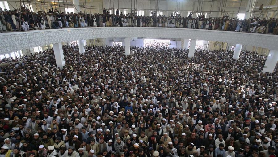 Orang-orang membawa peti jenazah saat pemakaman korban yang meninggal dalam serangan bom bunuh diri pada hari salat Jumat di sebuah pesantren di Akora Khattak, di Peshawar, Pakistan, 1 Maret 2025. (AP Photo/Muhammad Sajjad)