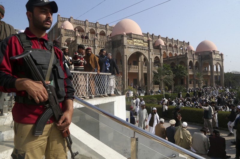 Orang-orang membawa peti jenazah saat pemakaman korban yang meninggal dalam serangan bom bunuh diri pada hari salat Jumat di sebuah pesantren di Akora Khattak, di Peshawar, Pakistan, 1 Maret 2025. (AP Photo/Muhammad Sajjad) Orang-orang membawa peti jenazah saat pemakaman korban yang meninggal dalam serangan bom bunuh diri pada hari salat Jumat di sebuah pesantren di Akora Khattak, di Peshawar, Pakistan, 1 Maret 2025. (AP Photo/Muhammad Sajjad)