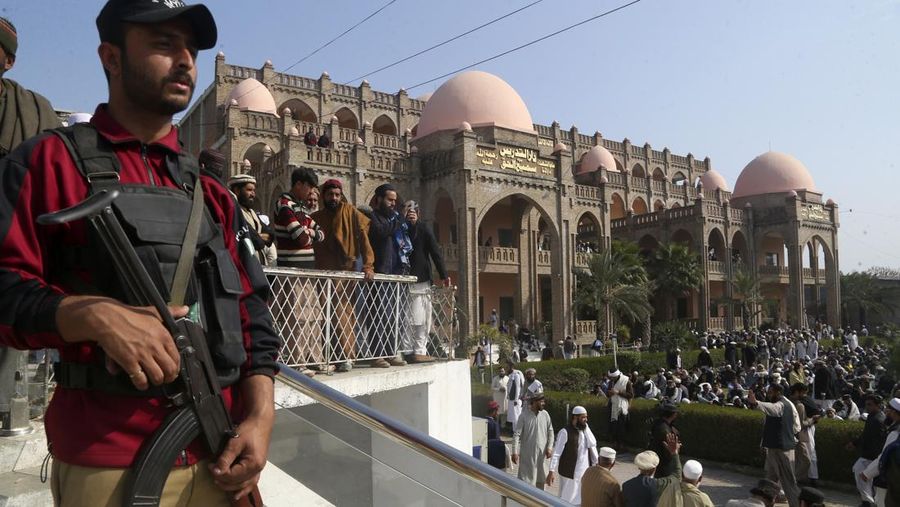 Orang-orang membawa peti jenazah saat pemakaman korban yang meninggal dalam serangan bom bunuh diri pada hari salat Jumat di sebuah pesantren di Akora Khattak, di Peshawar, Pakistan, 1 Maret 2025. (AP Photo/Muhammad Sajjad)