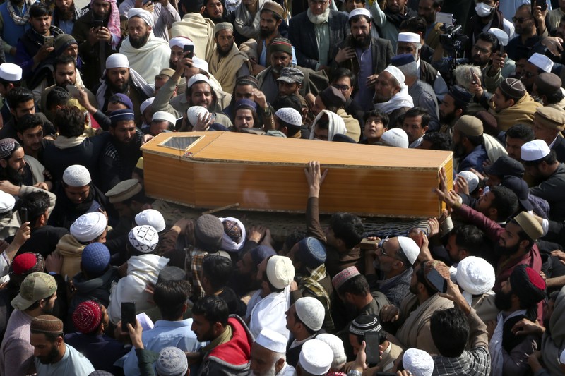 Orang-orang membawa peti jenazah saat pemakaman korban yang meninggal dalam serangan bom bunuh diri pada hari salat Jumat di sebuah pesantren di Akora Khattak, di Peshawar, Pakistan, 1 Maret 2025. (AP Photo/Muhammad Sajjad) Orang-orang membawa peti jenazah saat pemakaman korban yang meninggal dalam serangan bom bunuh diri pada hari salat Jumat di sebuah pesantren di Akora Khattak, di Peshawar, Pakistan, 1 Maret 2025. (AP Photo/Muhammad Sajjad)