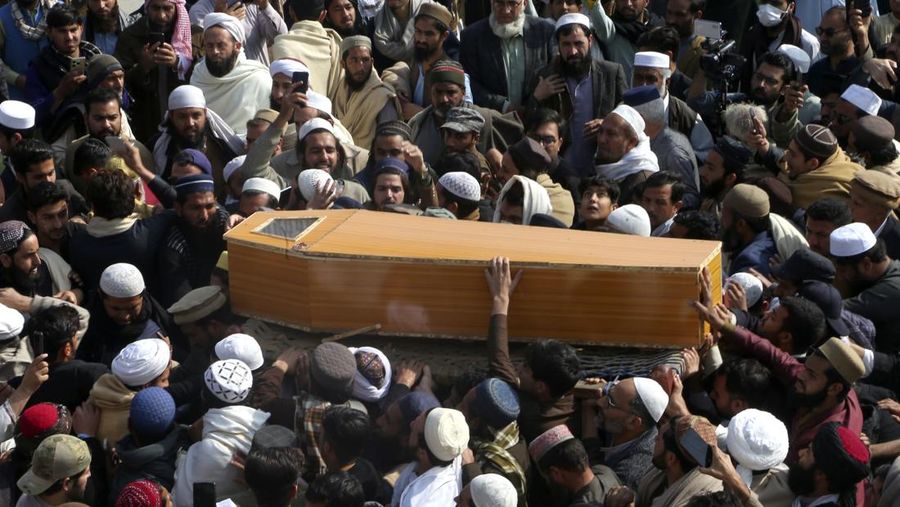 Orang-orang membawa peti jenazah saat pemakaman korban yang meninggal dalam serangan bom bunuh diri pada hari salat Jumat di sebuah pesantren di Akora Khattak, di Peshawar, Pakistan, 1 Maret 2025. (AP Photo/Muhammad Sajjad)