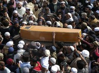Laut Manusia, Potret Pemakaman Korban Bom Pesantren Pakistan