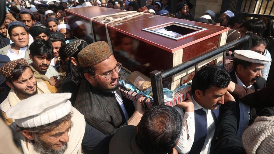 Orang-orang membawa peti jenazah saat pemakaman korban yang meninggal dalam serangan bom bunuh diri pada hari salat Jumat di sebuah pesantren di Akora Khattak, di Peshawar, Pakistan, 1 Maret 2025. (AP Photo/Muhammad Sajjad)