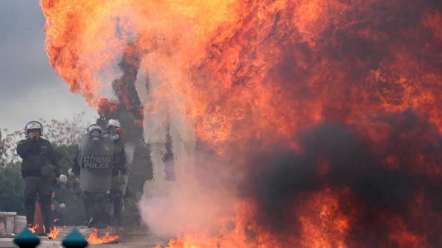 Ratusan orang berunjuk rasa di kota-kota besar dan kecil di seluruh Yunani pada hari Jumat (28/2) untuk menuntut keadilan pada peringatan dua tahun kecelakaan kereta api paling mematikan. (via REUTERS/EUROKINISSI)