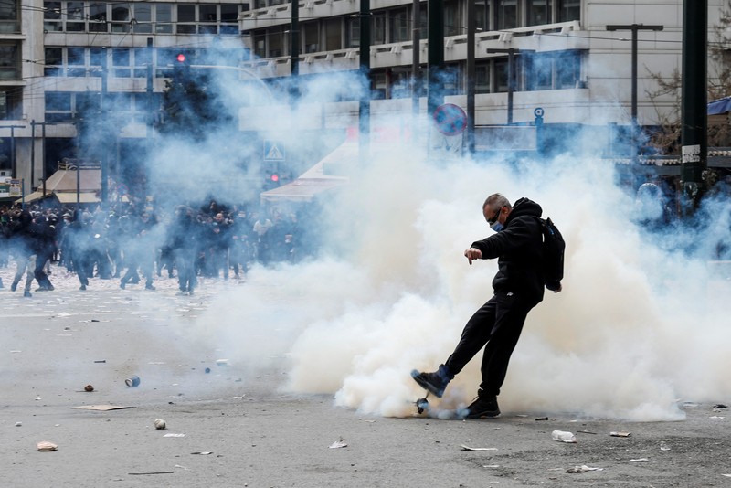 Ratusan orang berunjuk rasa di kota-kota besar dan kecil di seluruh Yunani pada hari Jumat (28/2) untuk menuntut keadilan pada peringatan dua tahun kecelakaan kereta api paling mematikan. (via REUTERS/EUROKINISSI) Ratusan orang berunjuk rasa di kota-kota besar dan kecil di seluruh Yunani pada hari Jumat (28/2) untuk menuntut keadilan pada peringatan dua tahun kecelakaan kereta api paling mematikan. (via REUTERS/EUROKINISSI)