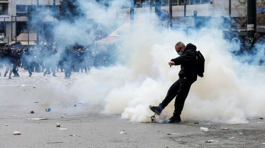 Ratusan orang berunjuk rasa di kota-kota besar dan kecil di seluruh Yunani pada hari Jumat (28/2) untuk menuntut keadilan pada peringatan dua tahun kecelakaan kereta api paling mematikan. (via REUTERS/EUROKINISSI)