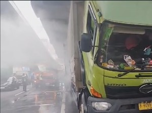 Truk Boks Muatan Sepatu Terbakar di Tol Tambun Selatan