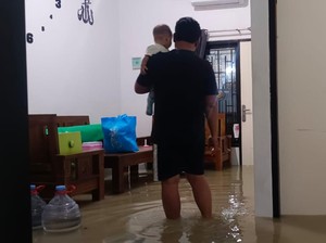 Tanggul Jebol Rendam Perumahan Omah Indah, Warga Punya Bayi Pilih Ngungsi