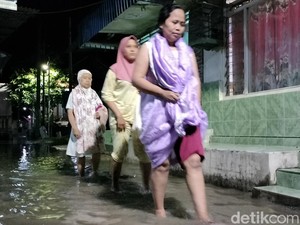 Warga Ledok Wetan Bojonegoro Terabas Banjir ke Masjid demi Salat Tarawih