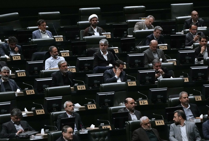 Menteri Keuangan Iran Abdolnasser Hemmati berpidato dalam sidang terbuka parlemen untuk pemakzulannya, di Teheran, Iran, Minggu, 2 Maret 2025. (AP/Vahid Salemi) Menteri Keuangan Iran Abdolnasser Hemmati berpidato dalam sidang terbuka parlemen untuk pemakzulannya, di Teheran, Iran, Minggu, 2 Maret 2025. (AP/Vahid Salemi)