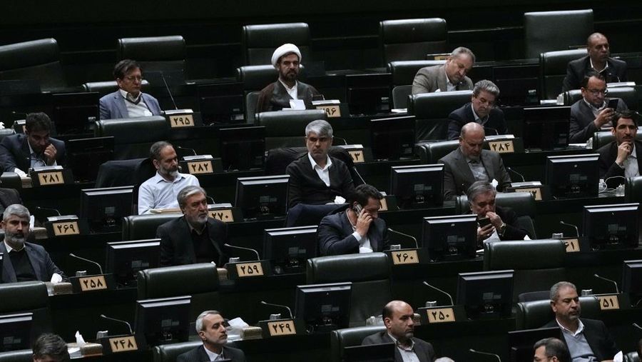 Menteri Keuangan Iran Abdolnasser Hemmati berpidato dalam sidang terbuka parlemen untuk pemakzulannya, di Teheran, Iran, Minggu, 2 Maret 2025. (AP/Vahid Salemi)