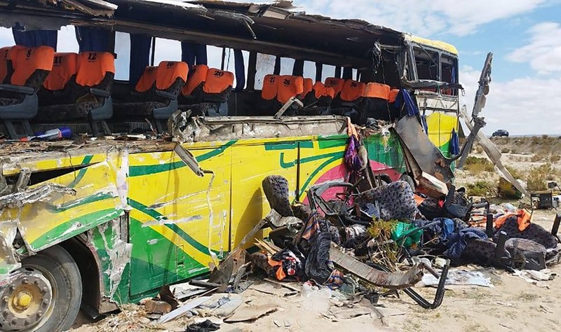 Dua bus penumpang bertabrakan di jalan raya di Bolivia selatan. Kecelakaan maut itu menewaskan sedikitnya 37 orang. (via REUTERS/HANDOUT)