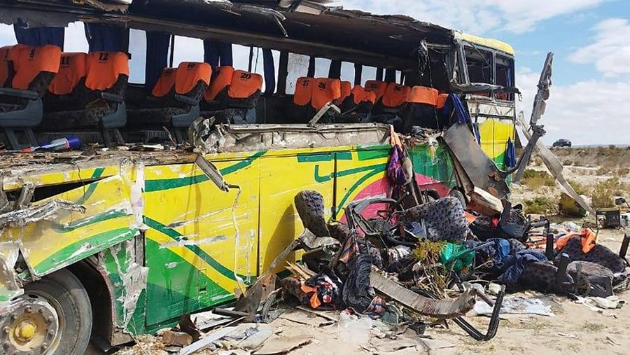 Dua bus penumpang bertabrakan di jalan raya di Bolivia selatan. Kecelakaan maut itu menewaskan sedikitnya 37 orang. (via REUTERS/HANDOUT)