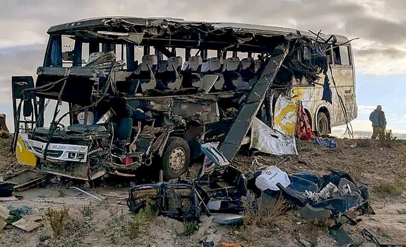 Dua bus penumpang bertabrakan di jalan raya di Bolivia selatan. Kecelakaan maut itu menewaskan sedikitnya 37 orang. (via REUTERS/HANDOUT)