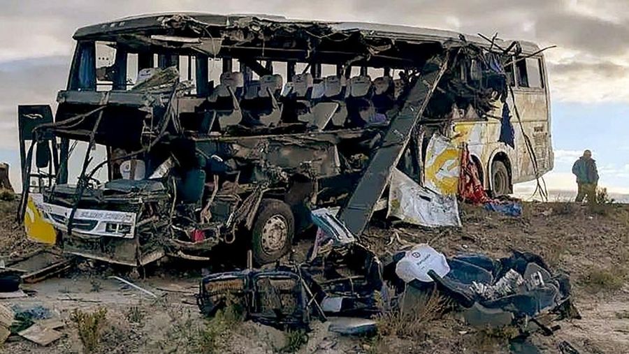 Dua bus penumpang bertabrakan di jalan raya di Bolivia selatan. Kecelakaan maut itu menewaskan sedikitnya 37 orang. (via REUTERS/HANDOUT)