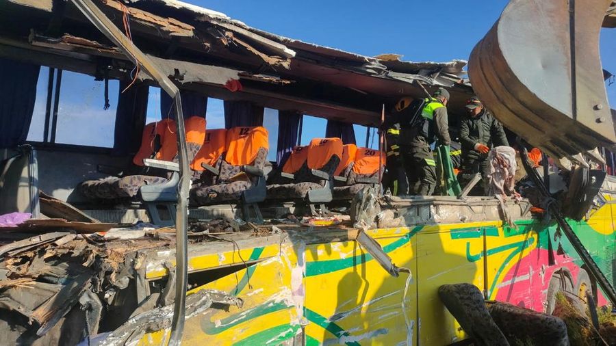 Dua bus penumpang bertabrakan di jalan raya di Bolivia selatan. Kecelakaan maut itu menewaskan sedikitnya 37 orang. (via REUTERS/HANDOUT)