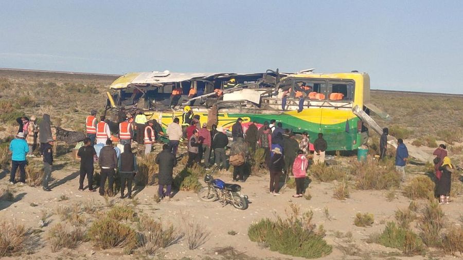 Dua bus penumpang bertabrakan di jalan raya di Bolivia selatan. Kecelakaan maut itu menewaskan sedikitnya 37 orang. (via REUTERS/HANDOUT)