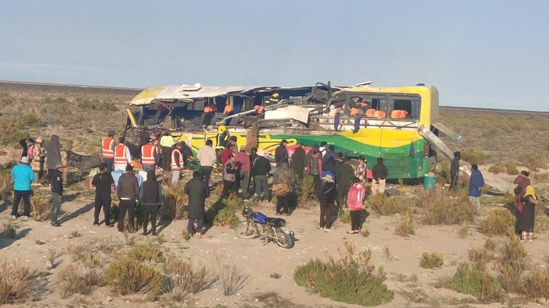 Dua bus penumpang bertabrakan di jalan raya di Bolivia selatan. Kecelakaan maut itu menewaskan sedikitnya 37 orang. (via REUTERS/HANDOUT)