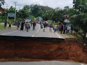 Jalan Penghubung Jambi-Sumbar di Bungo Putus, Petugas Pasang Garis Pembatas