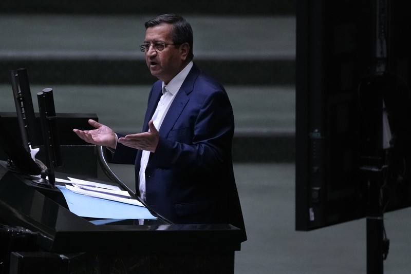 Menteri Keuangan Iran Abdolnasser Hemmati berpidato dalam sidang terbuka parlemen untuk pemakzulannya, di Teheran, Iran, Minggu, 2 Maret 2025. (AP/Vahid Salemi)