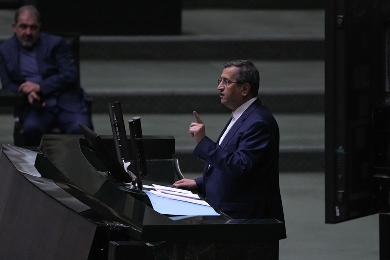 Menteri Keuangan Iran Abdolnasser Hemmati berpidato dalam sidang terbuka parlemen untuk pemakzulannya, di Teheran, Iran, Minggu, 2 Maret 2025. (AP/Vahid Salemi) Menteri Keuangan Iran Abdolnasser Hemmati berpidato dalam sidang terbuka parlemen untuk pemakzulannya, di Teheran, Iran, Minggu, 2 Maret 2025. (AP/Vahid Salemi)