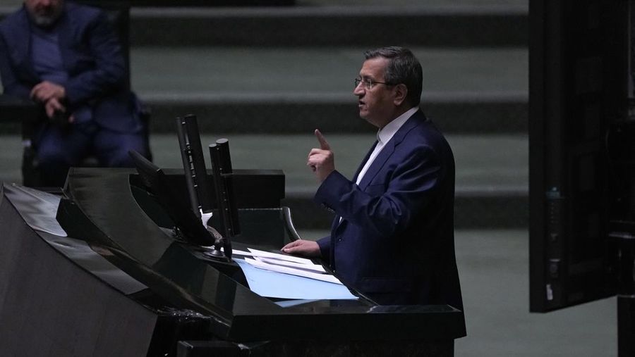 Menteri Keuangan Iran Abdolnasser Hemmati berpidato dalam sidang terbuka parlemen untuk pemakzulannya, di Teheran, Iran, Minggu, 2 Maret 2025. (AP/Vahid Salemi)