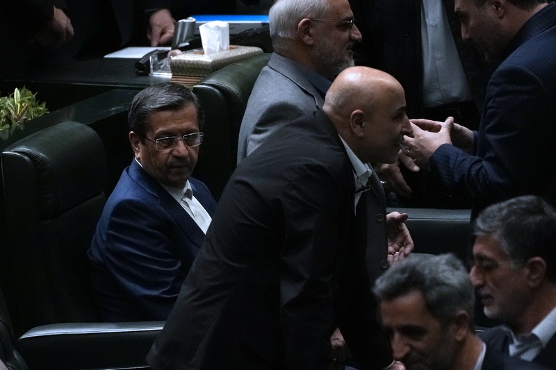Menteri Keuangan Iran Abdolnasser Hemmati berpidato dalam sidang terbuka parlemen untuk pemakzulannya, di Teheran, Iran, Minggu, 2 Maret 2025. (AP/Vahid Salemi) Menteri Keuangan Iran Abdolnasser Hemmati berpidato dalam sidang terbuka parlemen untuk pemakzulannya, di Teheran, Iran, Minggu, 2 Maret 2025. (AP/Vahid Salemi)