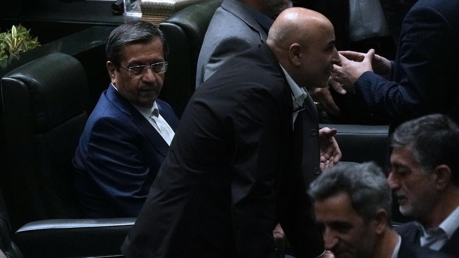 Menteri Keuangan Iran Abdolnasser Hemmati berpidato dalam sidang terbuka parlemen untuk pemakzulannya, di Teheran, Iran, Minggu, 2 Maret 2025. (AP/Vahid Salemi)